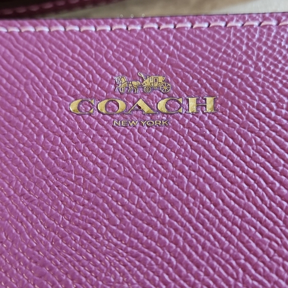 Gorgeous NWT Coach Lilac Berry Leather Corner Zip Wristlet 🩷💜 - Picture 3 of 13